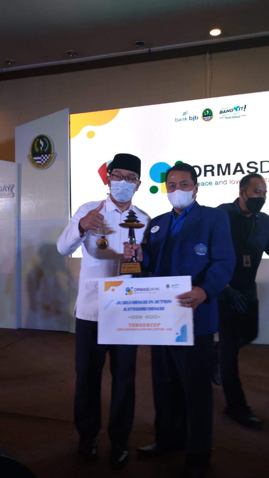 Gubernur Jawa Barat Memberikan Penghargaan Kepada Organisasi Wartawan DPD HIPWI Jabar, Dalam Acara Ormas Day Jabar Bangkit