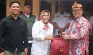 Bupati Imron Tinjau Desa Ambit dan Berikan Bantuan Pascabanjir