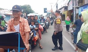 Pastikan Aman, Bhabinkamtibmas Sukapura Polsek Utbar Polres Cirebon Kota Monitoring Pembagian Takjil