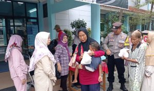 Pastikan Aman, Bhabinkamtibmas Sukapura Polsek Utbar Polres Cirebon Kota Monitoring Pembagian Takjil