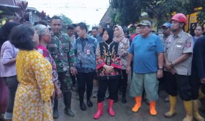 Tinjau Banjir di Kabupaten Cirebon, Mensos Risma Kerahkan Kekuatan Penuh untuk Pulihkan Kondisi