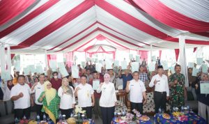 Pemkab Cirebon Bagikan 542 Sertifikat Tanah untuk Ratusan Warga di Kecamatan Ciwaringin Pemkab Cirebon Bagikan 542 Sertifikat Tanah untuk Ratusan Warga di Kecamatan Ciwaringin