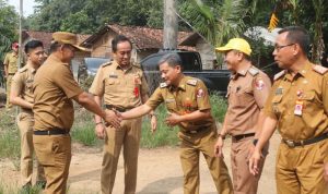 Pj. Bupati Lampung Utara Drs. Aswarodi, M. Si Bersama Kadis Pertanian Kunjungi Perkebunan Sawit Setempat