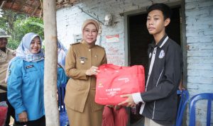 Wabup Ayu Pastikan Penanganan Fadil, Remaja Tanpa Anus di Desa Setu Wetan Sudah Baik Wabup Ayu Pastikan Penanganan Fadil, Remaja Tanpa Anus di Desa Setu Wetan Sudah Baik