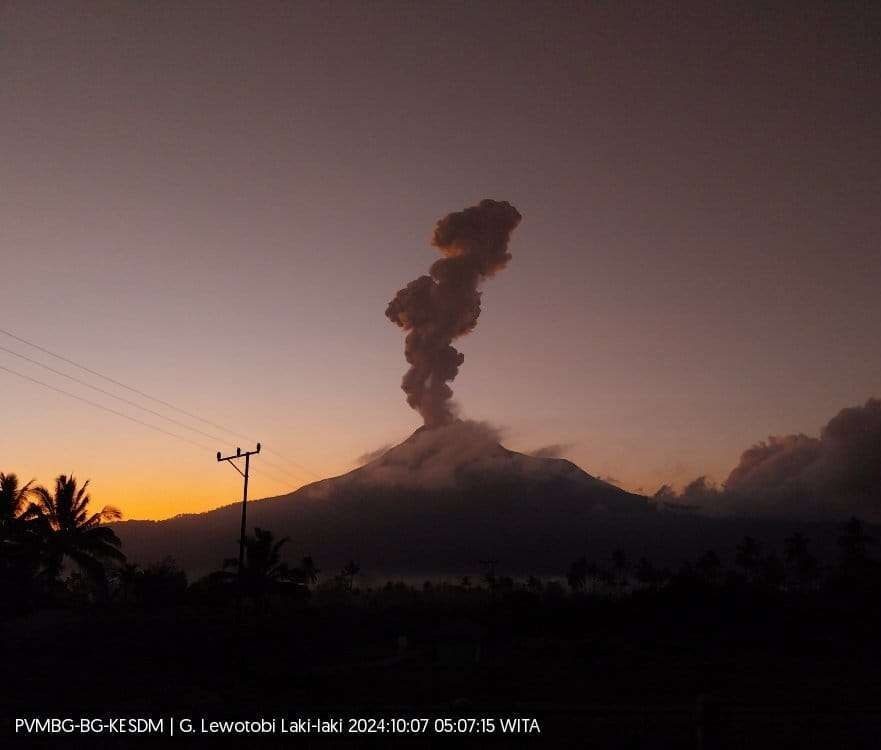 Gunung Lewotobi Laki-Laki Erupsi