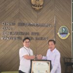 Kepala Disdukcapil Kabupaten Cirebon H. Iman Supriadi, S.Sos. M.Si Meraih Sertifikat Penghargaan Dari Bapak Kepala Dinas Kependudukan dan Pencatatatan Sipil Provinsi Jawa Barat