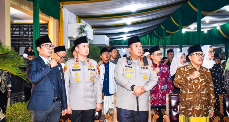 Kapolda Jabar Hadiri Haul Pondok Buntet, Ajak Ulama dan Polri Bersinergi Jaga Kondusivitas Jawa Barat Kapolda Jabar Hadiri Haul Pondok Buntet, Ajak Ulama dan Polri Bersinergi Jaga Kondusivitas Jawa Barat