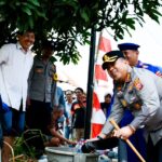 Peduli Warga Terdampak Kekeringan, Polresta Cirebon Distribusikan 6.000 Liter Air Bersih ke Desa Slangit