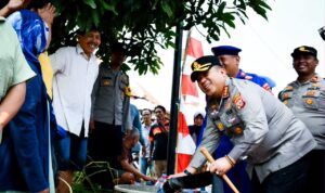 Peduli Warga Terdampak Kekeringan, Polresta Cirebon Distribusikan 6.000 Liter Air Bersih ke Desa Slangit