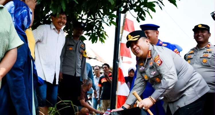 Peduli Warga Terdampak Kekeringan, Polresta Cirebon Distribusikan 6.000 Liter Air Bersih ke Desa Slangit